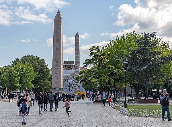 Örneğin İstanbul’daki Sultanahmet Meydanı'nda bulunan Dikili Taş’a baktığımızda altındaki katmanları görmek hiç de zor değil. Çünkü zamanla her yeni medeniyet bir öncekinin üzerine çıkmış.