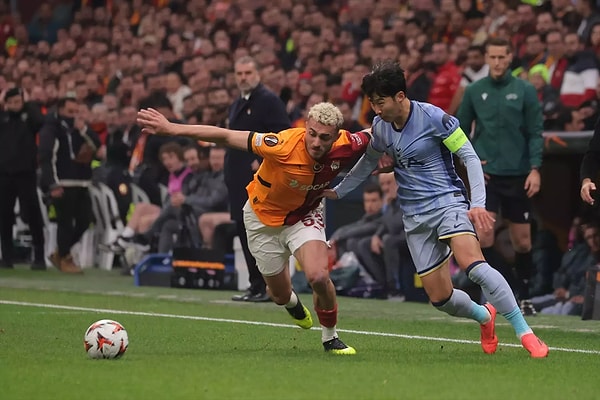 Fransız basınından L'Equipe, maçın 11'e 11 oynandığı bölümde Galatasaray'ın harika bir oyunla birbirinden güzel goller atarak zaferi kazandığını aktardı. Ayrıca Galatasaray'ın UEFA Avrupa Ligi ve Trendyol Süper Lig'de namağlup ilerlediği vurgulandı.