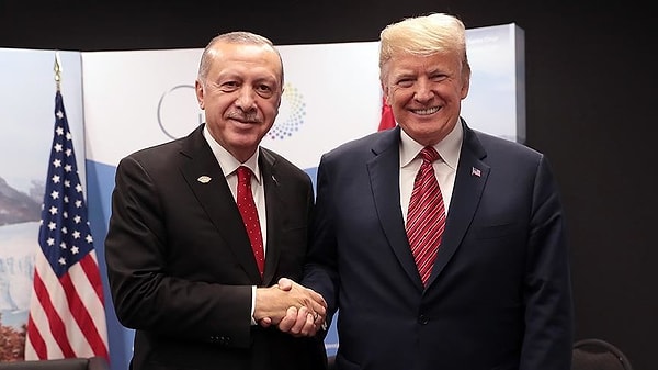 Trump’ın büyük bir mücadele örneği verecek yeniden seçildiğini söyleyen Cumhurbaşkanı; “Sayın Donald Trump seçim sürecinde suikast girişimi dahil birçok güçlükle gerçekten büyük bir mücadele örneği verdi. Malum, kendisini vurmaya yeltendiler, mermi kulağını sıyırdı. Elleri kelepçeli halde karakollara götürdüler. Bu, her siyasetçinin rahat rahat başaracağı bir uğraş değildir. Trump bunu başardı” ifadelerini kullandı.