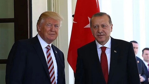 Trump’ı Türkiye’de davet ettiğini söyleyen Erdoğan; “Kendisini ülkemize davet ettik. Temenni ederim ki davetimize de icabet eder ve böylece Türkiye-Amerika Birleşik Devletleri arasındaki iş birliğini geçmiş dönemden farklı bir şekilde güçlendiririz. Çünkü ABD ile aramızda F-35 konusu bulunuyor. S-400 ile ilgili bir süreç var. F-35 konusu ile ilgili Trump’ın başkanlığı döneminde Türkiye’den bahsederken “Parayı verdiler buna rağmen siz hala uçakları vermiyorsunuz?” beyanları bulunuyor. Yeni dönemde bu meseleleri bakalım nasıl bir zemine oturtacağız ve yolumuza nasıl devam edeceğiz? Bizim, Türkiye olarak müttefikimiz Amerika Birleşik Devletleri’nden beklentilerimiz biliniyor. Başta Filistin meselesi ve Rusya-Ukrayna krizi olmak üzere pek çok sınama ile karşı karşıyayız. Türkiye ve Amerika Birleşik Devletleri iş birliği ile bunların üstesinden gelmek mümkün. Trump’ın başkanlığıyla birlikte bölgesel ve küresel çapta yaşanan savaşların ve krizlerin son bulmasını ümit ediyorum. Sayın Trump’la daha önceki başkanlık döneminde de beraber çalıştık. Zaman zaman fikir ayrılıkları yaşansa da Türkiye ve ABD’nin model ortaklığı tartışılmaz.” dedi.