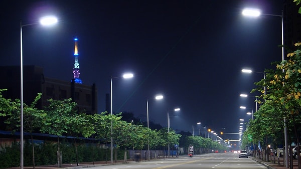 Peki led ışık neden kullanılmıyor diye sorabilirsiniz. LED teknolojisi, son yıllarda enerjiyi verimli kullanma ve uzun ömürlü aydınlatma sistemleri açısından büyük bir devrim yaratmış olsa da, sokak lambaları söz konusu olduğunda hala sodyum lambalar önde.