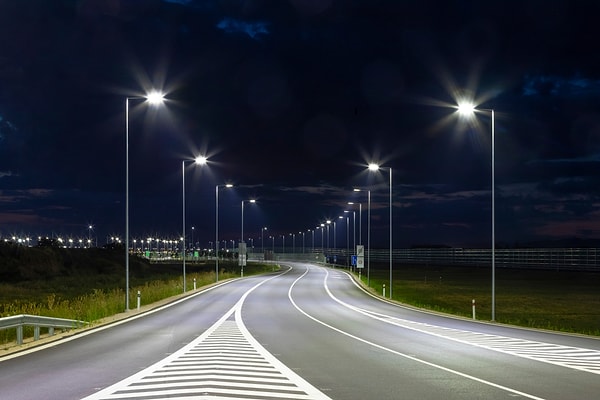 LED teknolojisinin daha da gelişmesi ve maliyetlerinin düşmesi ile belki de yakın gelecekte sokak lambalarında LED ışıklar daha yaygın hale gelir. Ama şimdilik sarı ışıkların devam etmesinin pek çok avantajı var.