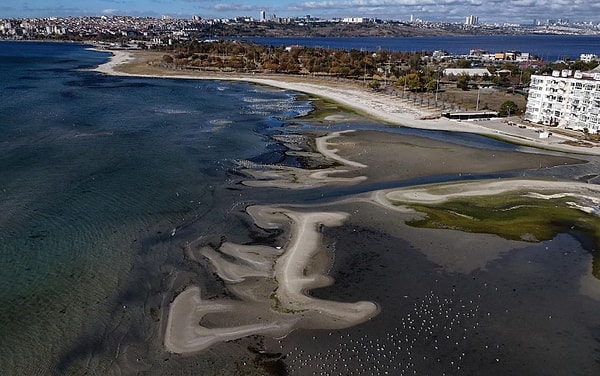 Menekşe Deresi’ndeki balıkçılar ise denizin sığlaşması nedeniyle kayıklarıyla denize açılamadı.