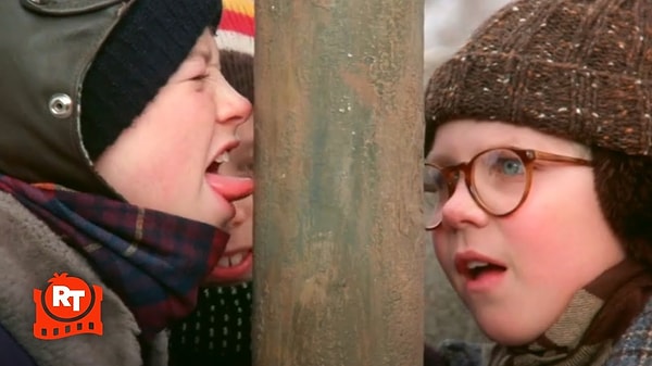 A Christmas Story filmindeki Flick karakterinin bu sahnesine hepimiz aşinayız. Arkadaşlarıyla girdiği iddia sonucu dili direğe yapışan Flick karakteri aslında bir Hollywood abartısı mı?