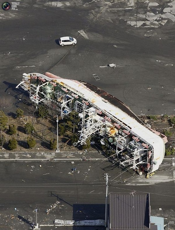 1. Japonya'da meydana gelen büyük deprem dev bir tsunamiye yol açtı. Tsunami şehrin ortasına kadar ilerleyerek bir gemiyi karaya taşıdı.