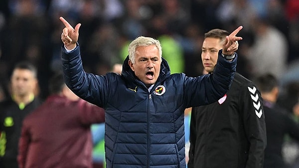 The Guardian’ın haberine göre, Jose Mourinho, Eddie Howe'un görevden ayrılması durumunda Newcastle United'ın başına geçmeye olumlu bakıyor.