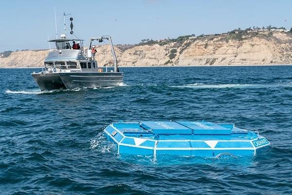 Örneğin, CalWave Power Technologies’in geliştirdiği cihaz, dalgaların yukarı-aşağı hareketini tork gücüne çevirerek yaklaşık 3.000 evi aydınlatabilecek kapasiteye sahip.