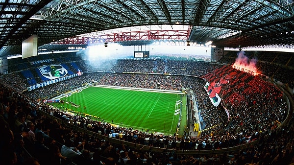 1980 yılından beri Interliler maçlarını oynadıkları San Siro'ya Giuseppe Meazza Stadı diyor. İtalyan efsaneyi böyle onurlandıran Interliler onu hiç unutmuyor.