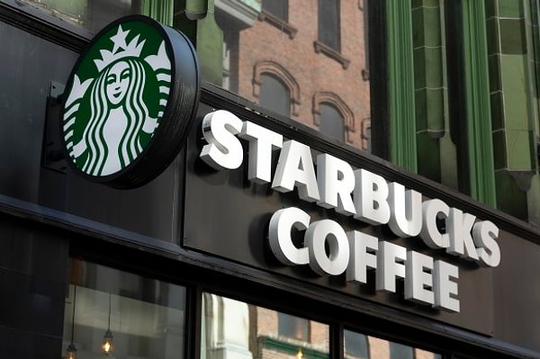 2000 yılında Sydney’de açılan ilk mağazasıyla Avustralya’ya hızlı bir giriş yapan Starbucks, daha Avustralyalı tüketicilerin markaya alışma fırsatı bulamadan 2008 yılına kadar 87 mağaza açtı.