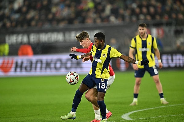 Fenerbahçe, deplasmanda AZ Alkmaar'a 3-1 mağlup olunca eleştiri okları bir kez daha sert bir şekilde tüm takıma yöneldi.