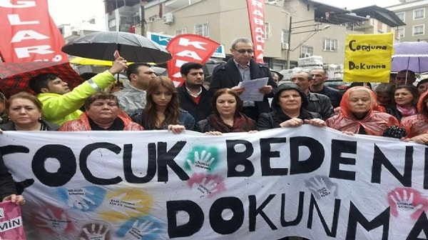 D., ayrıca annesinin ilişki yaşadığı bir adamın da istismar eylemleri olduğunu uzmanlara anlattı. D., annesinin bunları anlatmaması için kendisini “kemiklerini kırarım” diyerek tehdit ettiğini de söyledi.