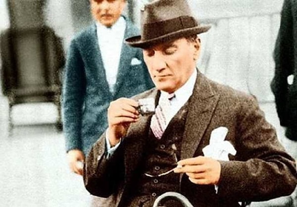 Atatürk kahvesini orta şekerli içerdi.