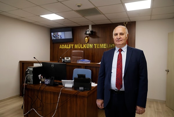 Antalya Cumhuriyet Başsavcı Vekili Adnan Tabar, hizmetin 3 aydır verildiğini söyleyerek, "Haklarında yakalama kararı bulunan kişiler, Antalya Havalimanı'nda yakalandıklarında, burası olmadan önce kolluk birimlerince Antalya Adliyesi'ne götürülüyordu. Ciddi zaman kaybı yaşanıyor, yolcuların uçuşlarını kaybetme ve yeni bilet alma durumu oluyordu. Saat 08.30'dan 20.30'a kadar burası hizmet veriyor. Hizmete başladığından bu yana 268 kişinin ifadesi alındı. 1 kişi de tutuklandı" dedi.