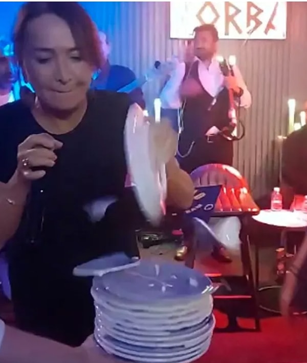 Fedon'a dün gece sahne aldığı mekanda sürpriz bir isim eşlik etti! Taverna müziğin efsane isminin yanında usta oyuncu Demet Akbağ sergilediği performansla geceye damgasını vurdu.