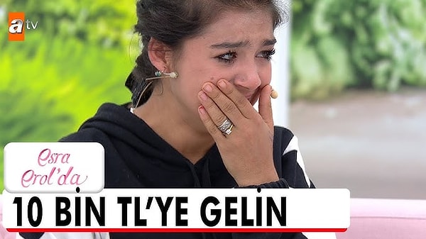 18 yaşındaki Burcu, oğullarını göremediği için Esra Erol'a başvururken Burcu'nun 14 yaşındayken 10 bin TL karşılığında satılması ve çocuk gelin olması stüdyoyu buz kestirdi.