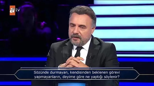 Sorunun ardından kendini tutamayan Oktay Kaynarca, "Sen hiç duymadın mı? Bu soruda neredeyse sen su koyveriyordun" şeklinde espri yaparak herkesi güldürdü.