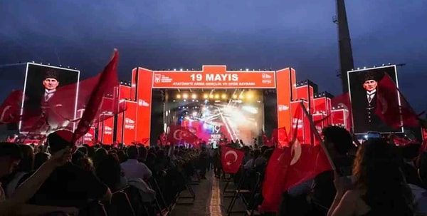 Ankara Büyükşehir Belediyesi’nin, 19 Mayıs Gençlik ve Spor Bayramı ile 29 Ekim Cumhuriyet Bayramı’nda düzenlediği etkinliklerde sanatçılara fahiş miktarlarda ödeme yapıldığı iddia edilmişti.