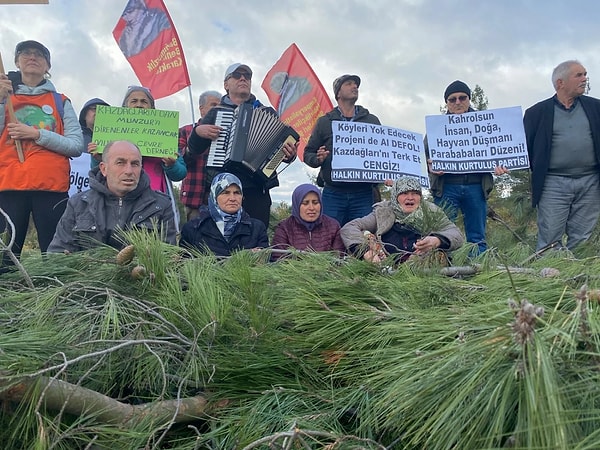 Cengiz Holding‘in yan kuruluşu Truva Madencilik‘in Kazdağları‘nın eteklerindeki Bayramiç ilçesinde açmak istediği altın ve bakır madeni için 1 milyon ağacı katledeceği ortaya çıktı.