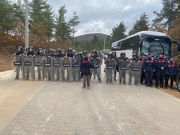 Çanakkale Bayramiç’teki Hacıbekirler Köyü‘nde bir araya gelen yurttaşlar, Cengiz Holding’in çevre katliamına tepki gösterdi. Eyleme katılan bir yurttaş, “Biz istemiyoruz. Çamları kendi ellerimizle diktik. Ellerimle diktim. Yazık değil mi? Dün geldik durdurduk, bugün yine gelmişler” dedi. 72 yaşındaki Mülkiye Yılmaz ise “Kazdağlarının talan edilmesinden dolayı buradayım. Ona buna peşkeş çekilmesini istemiyoruz. Böyle bir talan hiçbir yerde görülmüş değil. Bu ağaçları babaları mı dikti? Sorumsuzca kesiyorlar” diyerek isyan etti.