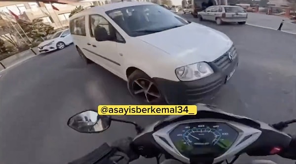 Bir genç, emanet aldığı motosikletle ilerlerken bir arabaya çarptı ve motor hasar aldı.