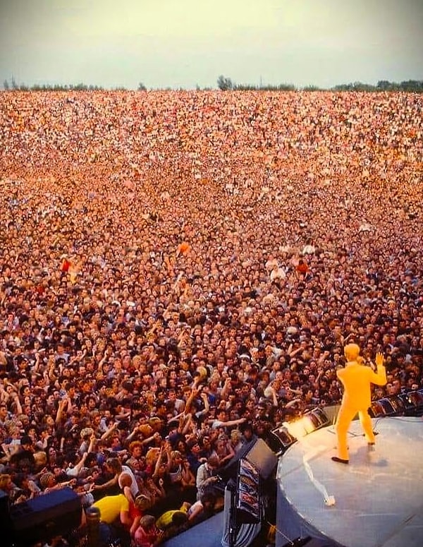 13. Şimdi de David Bowie konserine gidiyoruz!