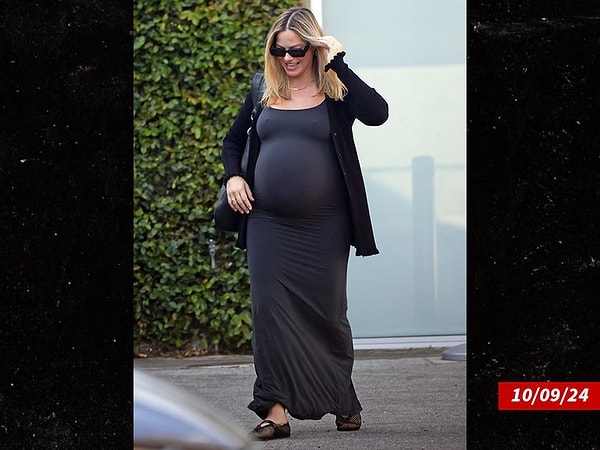 After keeping her pregnancy hidden from the cameras for a long time, the stunning actress amazed everyone when she finally appeared with her prominent baby bump and even greater radiance.