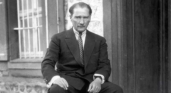 "Atatürk iddia edildiği gibi Mason doktorlar tarafından civalı ilaç verilerek zehirlenmedi. O dönem civalı Saligran adlı bir idrar söktürücü kullanıyordu. Araştırmalarımda gördüm ki 1950'ye kadar civasız bir diüretik yok. Tıp alemi böyle bir ilaçla daha tanışmamış bile."