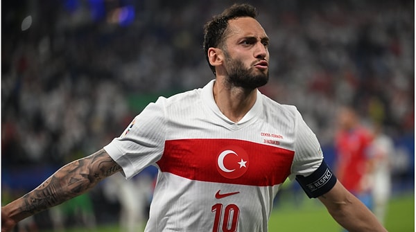 Kaptan... Almanya'da başlayan futbol hayatı İtalya'nın iki devini karşı karşıya getirdi. Bugünlerde Inter forması giyen Hakan Çalhanoğlu, Montella'nın en önemli kozlarından olmayı başardı.