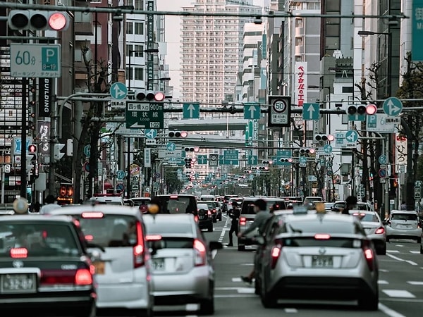 Özellikle yoğun trafik ve sıkışıklıkla bilinen Japonya'da mavi ışık bir tür dinginlik çağrısı olarak kabul edilir. İnsanlar mavi ışığı gördüklerinde daha soğukkanlı kalmaya eğilimlidirler.