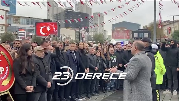 O sırada kalabalıktan yuhalama sesleri yükselirken, bir vatandaş "Egemenlik kayıtsız şartsız milletindir." diyerek Aksoy'u Atatürk'ün sözleri ile protesto etti.