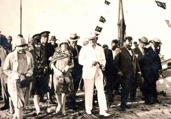 Öte yandan, Mark Twain Madalyası, Türkiye ve dünya çapındaki gazetelerde kısa haberlerle duyuruldu.