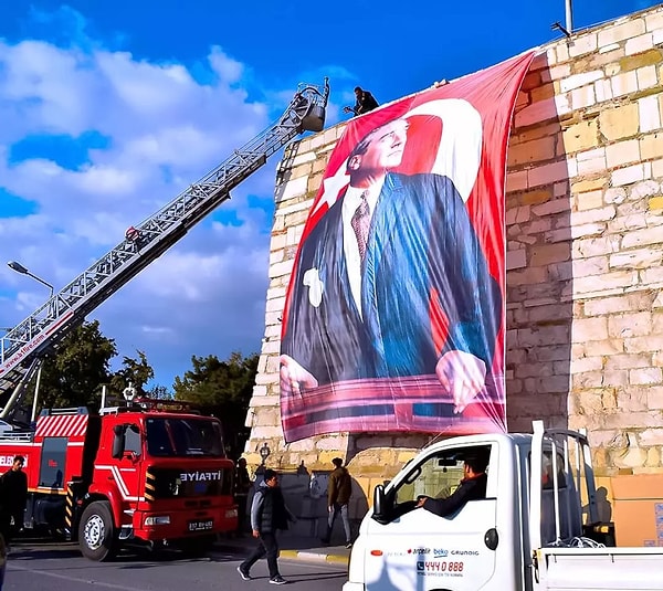 Belediye tepkilerin ardından afişi toplattı ve yerine başka bir afiş astırdı. Gelibolu Belediyesi konuyla ilgili yaptığı açıklamada teknik bir hata olduğunu söyledi. Açıklamada şu ifadeler yer aldı: 👇