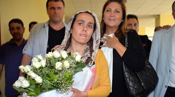 Bu konu hakkında da konuşan Kaya, Sibel Can'ın kendisine destek sağladığı iddialarına "O çok merhametsiz biri." diye yanıt verdi. Sibel Can'ın ekran önünde annesine ve kendisine verdiği sözlerin tamamının şov olduğunu söyleyen Kaya, "Ailem hastane önünde 1 liralık suyu alıp da içemeyecek kadar garibandı. O günden sonra bir daha ne aramış ne sormuş. Şovunu yaptı, gitti. Bir kuruşluk yardımı yok." dedi.