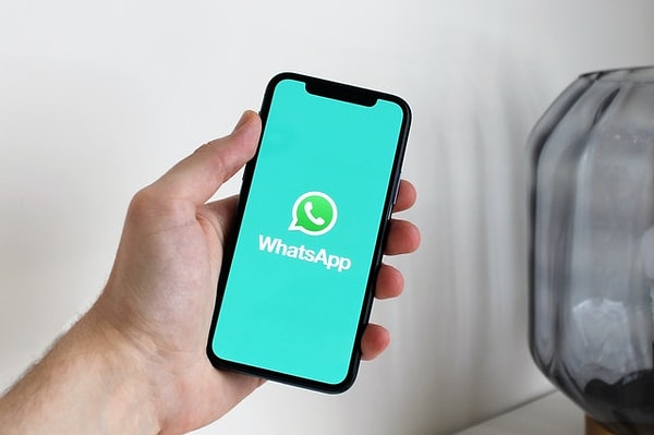 Bu mesajlaşma servisi kullanıcılar için ücretsiz ve reklamsız bir deneyim sunuyor. Üstelik iMessage wifi bağlantısı olmadan da çalışabilen ve veri kullanmayan bir özellik sağlıyor. Bu, WhatsApp’ın en büyük dezavantajlarından birine karşı önemli bir avantaj.