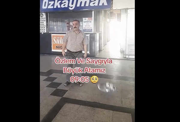 Çay tepsisini fırlatıp saygı duruşuna geçen vatandaşın o anları izleyenleri gülümsetti.