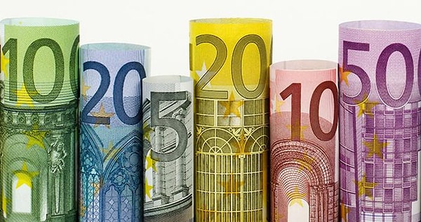 Euro banknotlarını elinize alıp incelediyseniz üzerinde garip yapılar olduğunu fark etmişsinizdir. Ama hiç düşündünüz mü bu yapılar neyi temsil ediyor? Euro'nun ilk sürümünden itibaren her banknotta Avrupa'nın mimarlık tarihinden bir dönem yer alıyor.