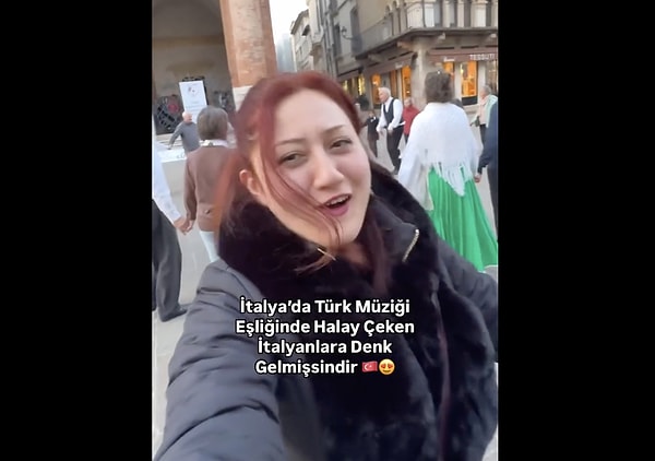 Melis Fontana, İtalya'da bir meydanda Türkü eşliğinde halay çeken İtalyan bir gruba denk geldi.