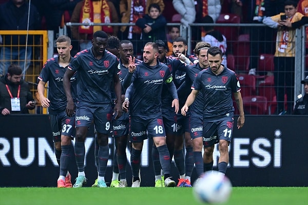 90+3'te bir penaltı daha kazanan Samsunspor, bu penaltıyı da Youssef Aït Bennasser ile gole çevirdi ve maç 3-2 sona erdi.