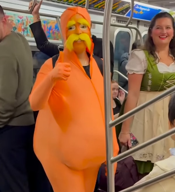 "Halloween'de New York metrosuna binmişsindir" başlıklı videoda, metrodaki yolcuların yaratıcı ve eğlenceli kostümleri dikkat çekti.