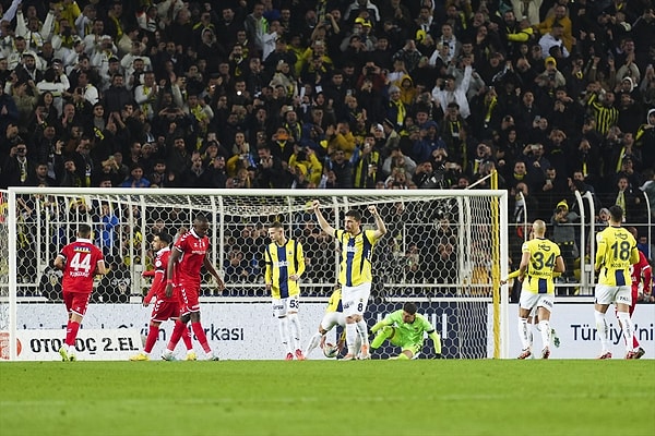 Son günlerin yıldızı parlayan ismi Amrabat ise yine jeneriklik bir gole imza atarak skoru 3-0'a taşımayı başardı.