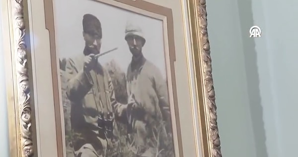 Atatürk'ün Trablusgarp'ta çekilen fotoğrafı önünde bir müddet duraklayan Erdoğan, Murat Bardakçı'yı yanına çağırarak Muhalefetin 'Libya' eleştirisini hatırlattı.