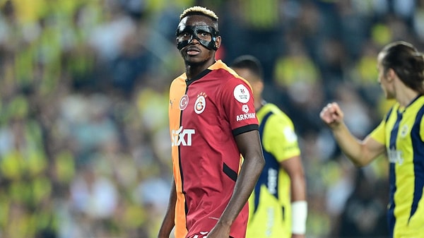 Galatasaray'ın yıldız ismi Victor Osimhen, Süper Lig'i etkisi altına almayı kısa sürede başardı. Attığı goller ve açıklamalarıyla kısa sürede "camianın evladı" olmayı başardı.