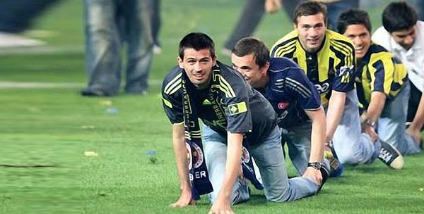 2. Kadıköy'de yanlış anons sonrası Fenerbahçe taraftarlarının sahaya girip şampiyonluk kutlaması