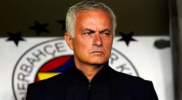 Fenerbahçe'de zaman zaman tartışılan, yaptığı yorum ve eleştirilerle de ülkede gündemi belirleyen Jose Mourinho için transfer iddiaları bitmek bilmiyor.