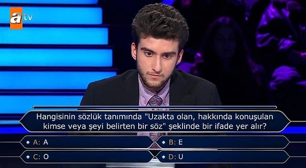 Soru, "Hangisinin sözlük tanımında 'uzakta olan, hakkında konuşulan kimse veya şeyi belirtilen bir söz' şeklinde bir ifade yer alır?" şeklindeydi.