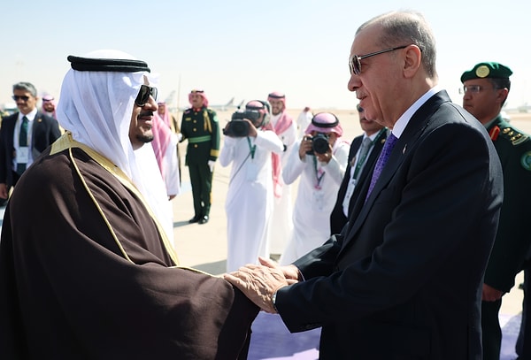 Cumhurbaşkanı Erdoğan'ı, Kral Halid Uluslararası Havalimanı'nda Riyad Emiri Prens Faisal bin Bandar Al Saud karşıladı.