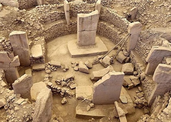 Göbeklitepe milattan önce 9600-9500 yılına tarihleniyor. Şanlıurfa’da bulunan Göbeklitepe, şu ana kadar bilinen en eski tarihi yapı.