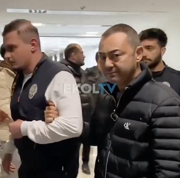 Kapısına gelen polisleri duymayan ve kapıyı 30 dakika sonra açan Serdar Ortaç gözaltında. Yasa dışı bahis reklamını övme suçundan gözaltına alınan Ortaç da Mehmet Ali Erbil gibi sağlık sorunları nedeniyle savcıya ifade vereceği öğrenildi, geçtiğimiz saatlerde de adliyeye sevk edildi...