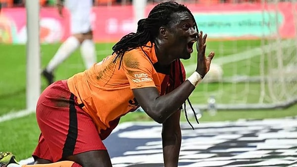 Bafetimbi Gomis, çıktığı maçlarda 347 kez gol sevinci yaşarken 75 de asist yaptı. Kariyerine 14 kupa sığdıran Fransız oyuncu 12 kez de Fransa Milli Takımı forması giydi ve 3 gol attı.