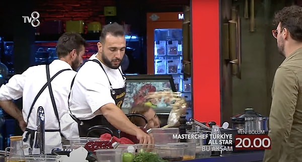 8. Geçtiğimiz sene MasterChef All Star'da Kırmızı takımda yürekleri ağza getirecek bir an yaşandı. Dilara elindeki tavayla koşarken yere düştü. Elindeki tava ise üzerine döküldü. Tavada kızgın yağ olma ihtimali ise izleyicileri korkuttu. Neyse ki ucuz atlattı.